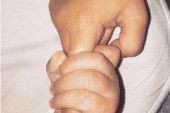 קים קרדשיאן משתפת את התמונה הראשונה של בנה סיינט ווסט