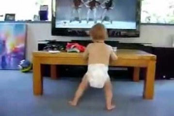 פעוט רוקד לצלילי שיר של ביונסה