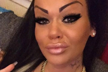 גולשים מציקים לאישה שקיעקעה את הגבות שלה