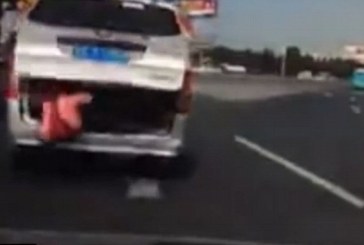 פעוט נופל מתוך מכונית נוסעת באמצא כביש סואן