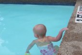 לא תאמינו: פעוטה חוצה בריכה בשחייה