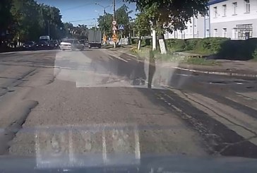 מה שהבחור הזה תפס במצלמת הרכב שלו צריך לראות כדי להאמין