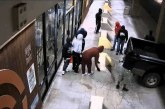 צפו: חבורת פורצים נועזת מרוקנת חנות כלי נשק