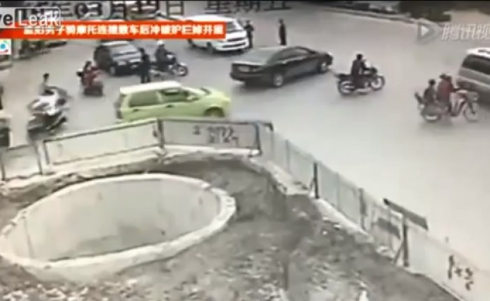 צפו מה קרה לרוכב קטנוע שניסה לחצות את הצומת